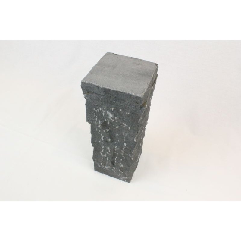 天然石で作られたブロックです。